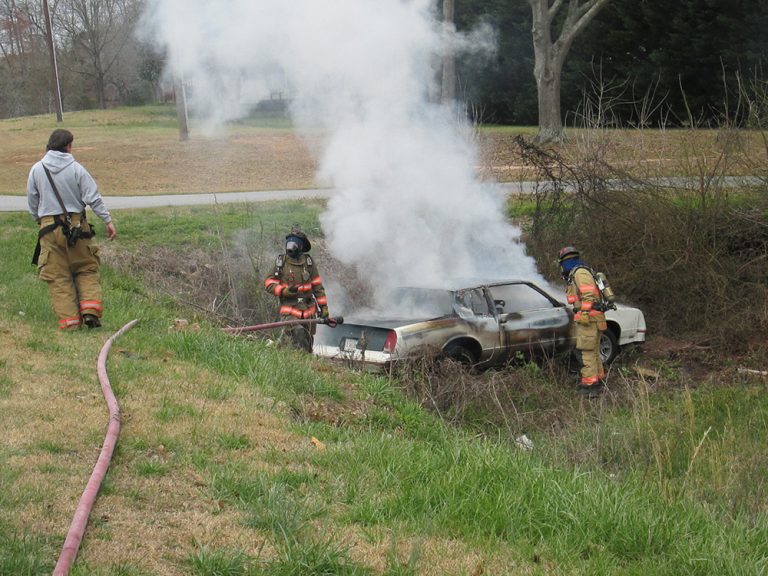 Firefighters extinguish car fire – Hwy. 20